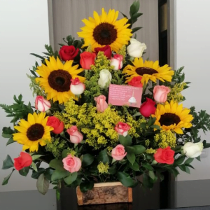 Pirámide por 5 girasoles y 20 rosas