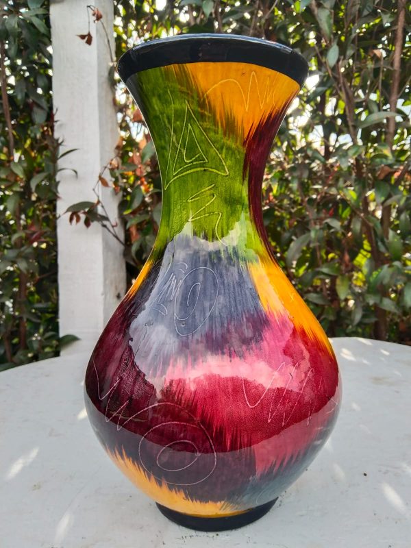 Jarron Artesanal  de  Raquira Boyacá con 12 Rosas 23 cm - Imagen 2