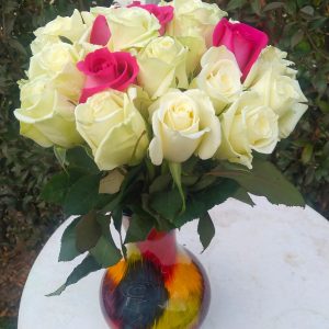 Jarron Artesanal  de  Raquira Boyacá con 24 Rosas 29 cm