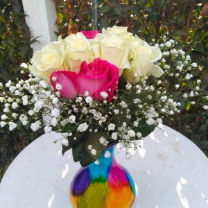 Jarron Artesanal  de  Raquira Boyacá con 12 Rosas 23 cm