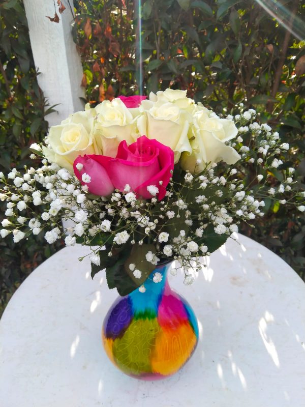 Jarron Artesanal  de  Raquira Boyacá con 12 Rosas 23 cm