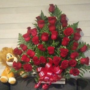 Pirámide de 36 rosas con peluche