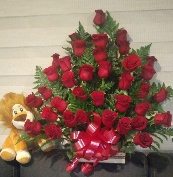 Pirámide de 36 rosas con peluche