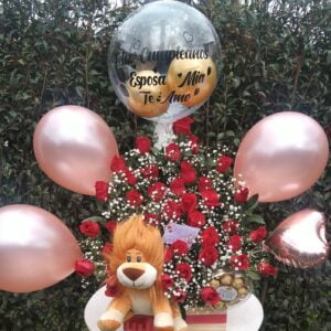 Arreglo de 40 rosas, globos, peluche y chocolates