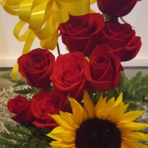 Arreglo con 7 rosas y 1 girasol