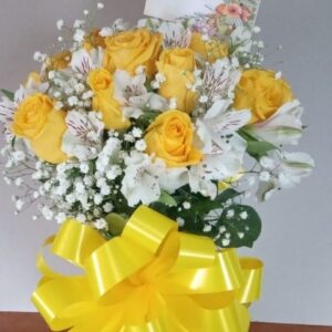 Bouquet rosas en jarron de cristal