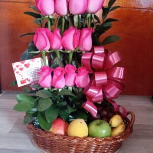Arreglo por 12 rosas frutal