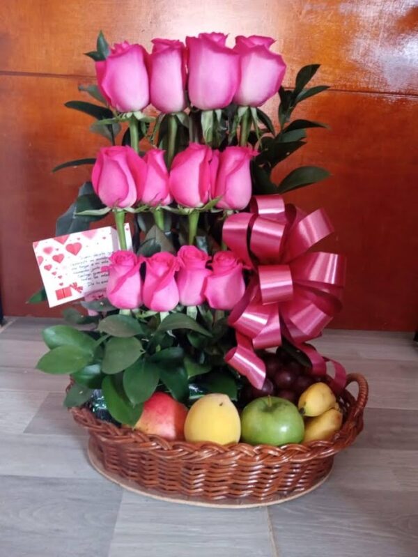 Arreglo por 12 rosas frutal