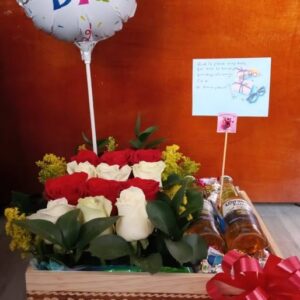 Caja de rosas con cervezas, chocolates y globo