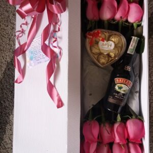 Caja por 24 rosas, media botella de baileys y chocolates