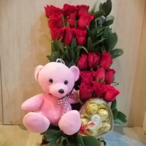 Escalera de 18 rosas con chocolates y peluche