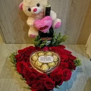Corazon de rosas, peluche, ferrero y baileys.