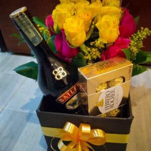 Caja de rosas elegante, baileys y ferrero