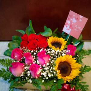 Caja te quiero x 6 rosas 2 girasoles