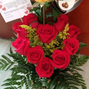 Corazón de rosas y chocolates