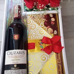 Caja vino  chocolates y 6 rosas