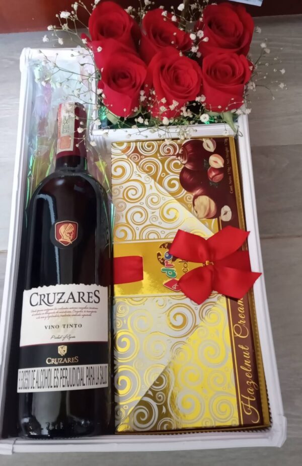 Caja vino  chocolates y 6 rosas