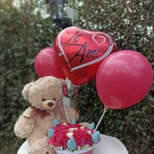 Corazon de rosas, fresas, oso grande y globos