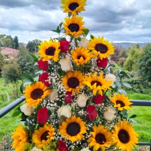 Pirámide girasoles y rosas