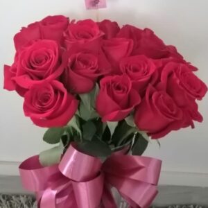 25 rosas con jarrón