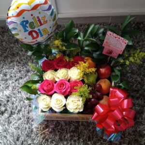 Caja de frutas con 12 rosas