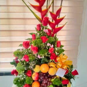 Arreglo frutal con rosas y heliconias