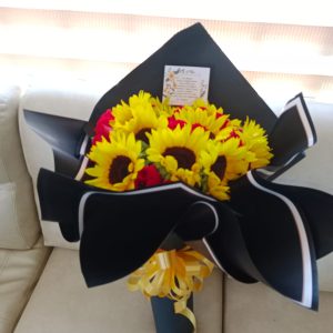 Bouquet 12 girasoles y 24 rosas en papel coreano