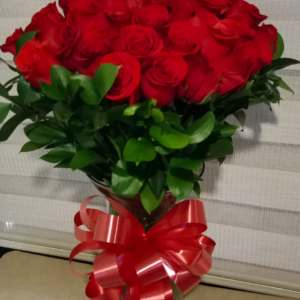 Bouquet de 50 rosas en jarrón de cristal