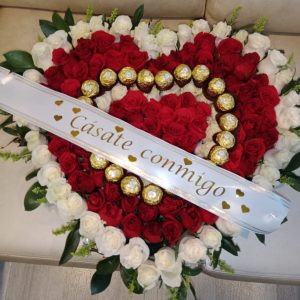 Corazón gigante con Ferrero y cinta personalizada