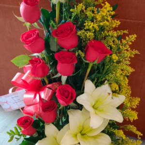 Arreglo por 10 rosas y lirios