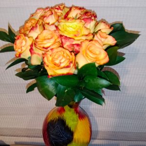 Jarrón artesanal de Ráquira con 24 rosas 32 cm de alto