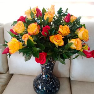 Jarrón vitral mediano artesanal de Ráquira por 50 rosas 35 cm