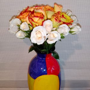 Jarrón tipo jarra artesanal de Ráquira con 12 rosas y minirosa 23cm