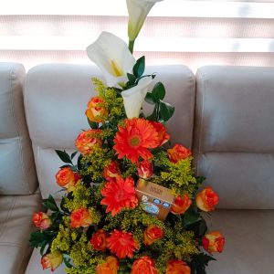 Pirámide de rosas, gerberas y cartuchos