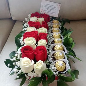 Caja rosas y camino por 8 ferrero