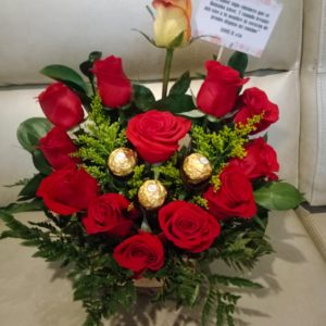 Corazón de rosas y chocolates