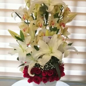 Orquídea, lirios y rosas