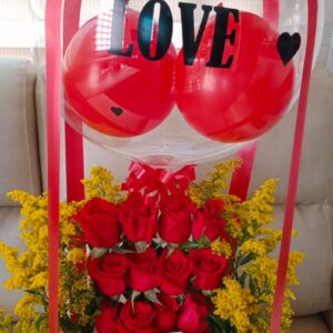Caja por 12 rosas, girasoles y globo transparente