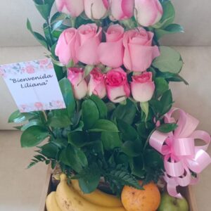 12 rosas con frutas en caja de madera