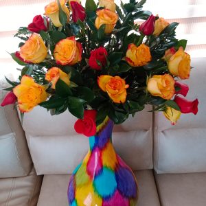 Jarrón colores artesanal de Ráquira con 50 rosas 52 cm
