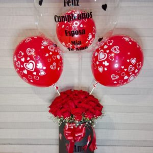 Arreglo de rosas en caja alta con globos