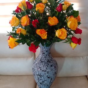 Jarrón vitral artesanal de Ráquira con 50 rosas, 54 cm