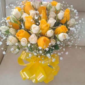 Jarrón de 12 rosas y minirosas