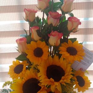 Minipirámide de rosas y girasoles