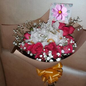 Bouquet de ferrero y minirosa
