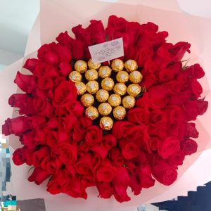 Bouquet por 100 rosas y 20 ferrero