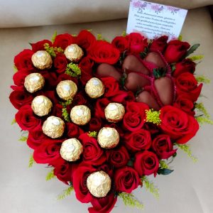 Corazón con fresas achocolatadas y 12 ferrero