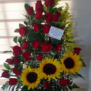 Pirámide de 24 rosas y 3 girasoles