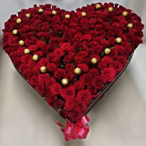 Corazón por 200 rosas y 20 ferrero