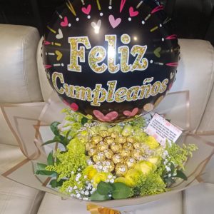 Bouquet por 24 ferrero, 12 rosas y globo metalizado